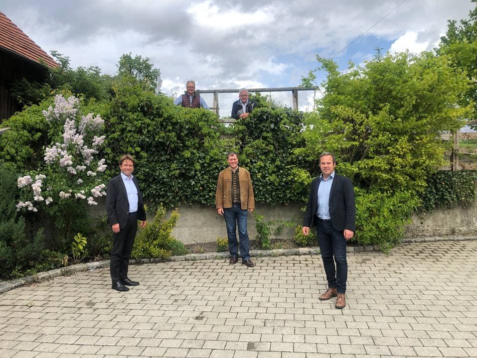 Trafen sich in Leonhards Stallbesen in Humbrechts zum Austausch über den Ernst der Lage in der Gastronomie (von links): OB Michael Lang, Gastronom Hans-Jörg Leonhardt, Brauereichef Elmar Bentele, Minister Guido Wolf (CDU) und Landtagsabgeordneter Raimund
