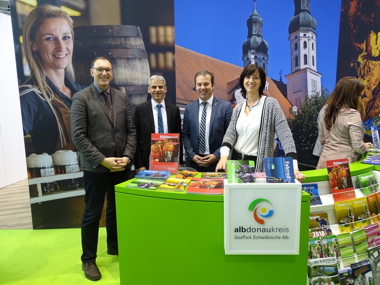 Die Abgeordneten Dr. Patrick Rapp und Raimund Haser am Stand des Alb-Donaukreises